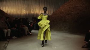 Показ женской коллекции Alexander McQueen осень-зима 2022-2023