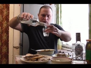 Пью водку с борщом и салом...