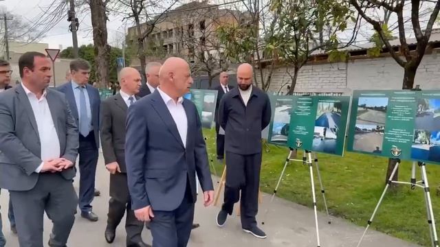 Сергей Кириенко осмотрел ход ремонтно-восстановительных работ, проводимых на дорогах Абхазии смотреть онлайн
