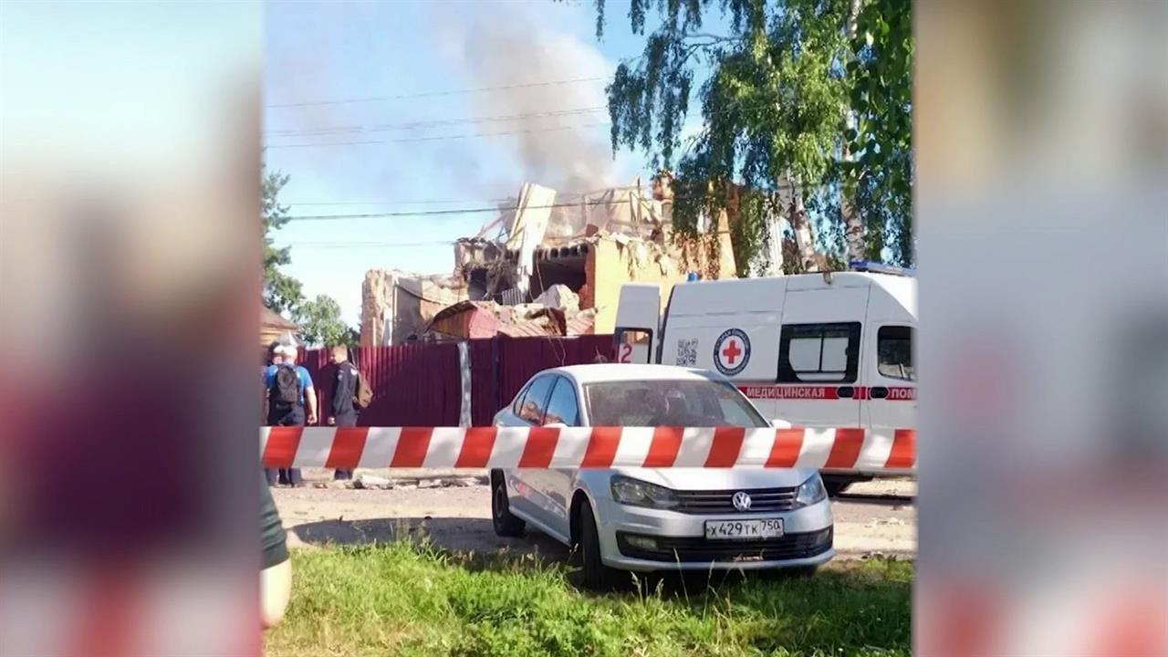Беспилотник ВСУ ударил по частному дому в подмосковном Егорьевске. смотреть онлайн
