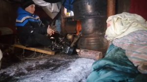 ЛЕСНОЙ ДОМИК. Чистим крышу от снега. Завалило снегом.