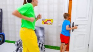 Влад и Ники играют в прятки с Крисом