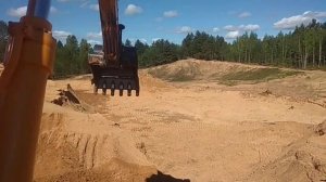 экскаватор HYUNDAI погрузка песка в самосвал КАМАЗ.