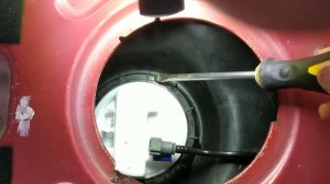 Откручиваем прижимную гайку бензонасоса у Ларгус , Логан