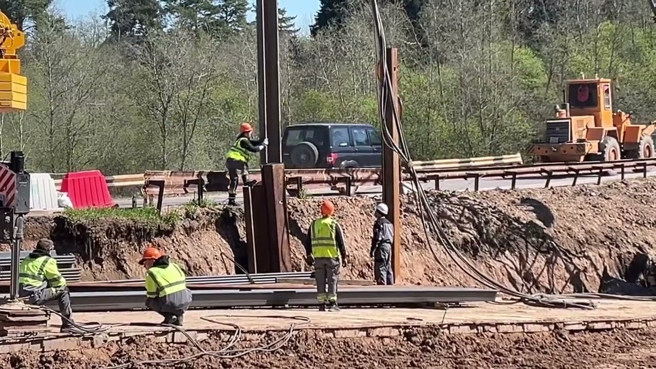 Погружение шпунта Ларсен краном Hitachi KH300-3 смотреть онлайн