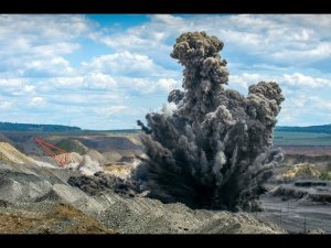 Большая подборка впечатляющих взрывов во время взрывных работ