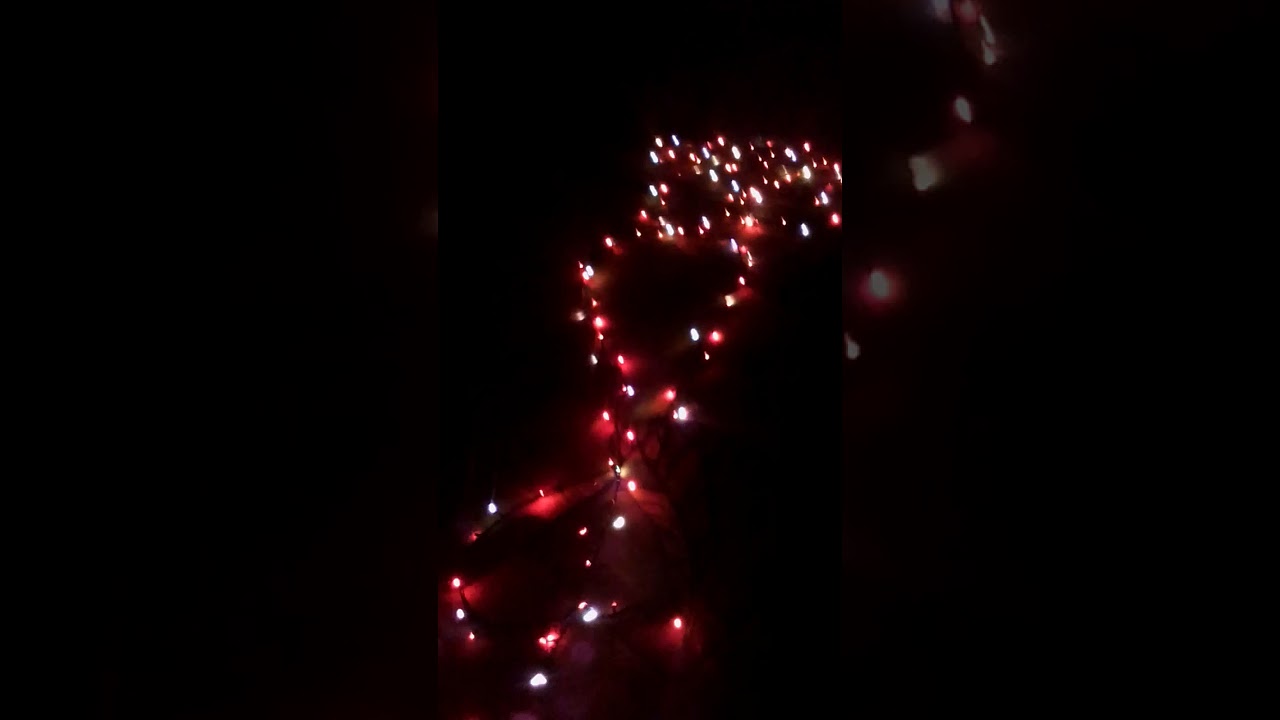Решили повесить гирлянды 😛 смотреть онлайн