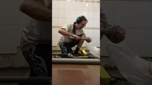 А всего-то крепление труб к стене #канализация #сантехника #трубы #канализациявчастномдоме #жуть