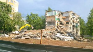Снос экскаватором 5-ти этажного дома