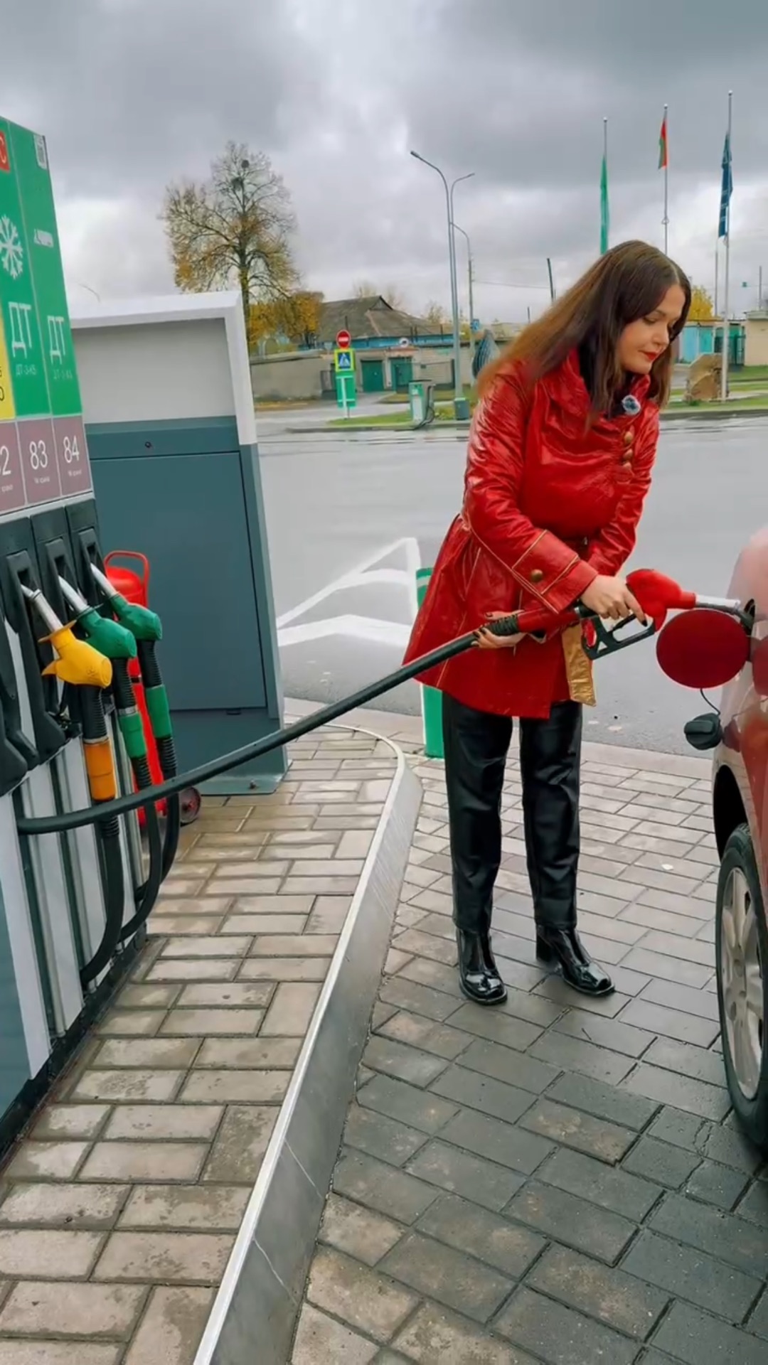 В этом видео мы напомним о важных правилах поведения на автозаправочных станциях