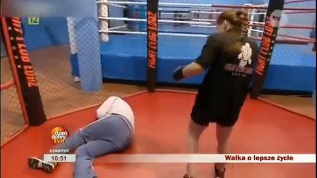 Девушка отправляет парня в нокаут одним ударом/ The girl knoks the guy out with one punch смотреть онлайн