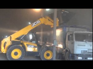 Телескопический погрузчик  в стесненных условиях загружает камаз   JCB 541 70AGRI