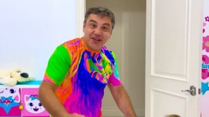 Настя как настоящий учитель для малышей