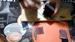 Делаем уголки на картах с помощью наждачной бумаги.
