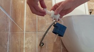 Замена бокового клапана подачи воды в бачок унитаза.