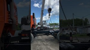 Погрузка седельного тягача Камаз 43118 на трал автокраном Урал КС-55722-1