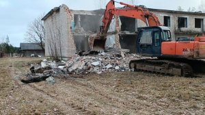 снос старого здания гусеничным экскаватором Hitachi. demolition of the old agreement