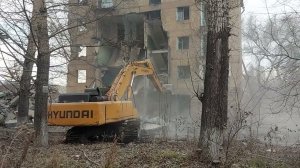 Снос пятиэтажного дома экскаватором