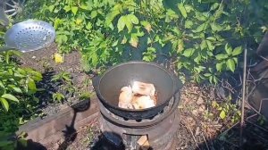 Свиные ножки и ножки индейки в казане на костре (по китайски)