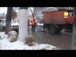 В Твери асфальтом заливают лужи в ямах. 2016-12-22