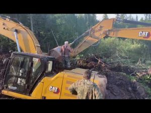 Потонул экскаватор CAT 330