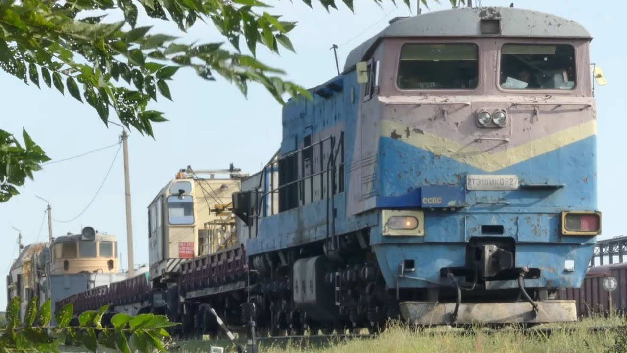 Тепловоз 2ТЭ10МК(кн), кран КДЭ-253, снегоочистители СДПМ, СС-1М смотреть онлайн