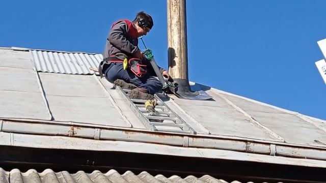 Быстро, легко и надежно отремонтировали течь крыши. Боремся с джунглями / Купили дом в деревне смотреть онлайн