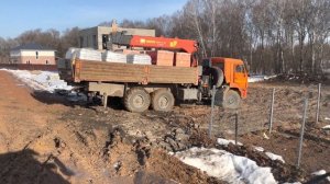 Грязный заезд на участок. Работали с коллегой. Манипулятор Камаз 43118