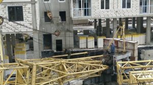 Ч.5 Снимают башенный кран на стройке Демонтаж крупного строительного оборудования на новостройке дом