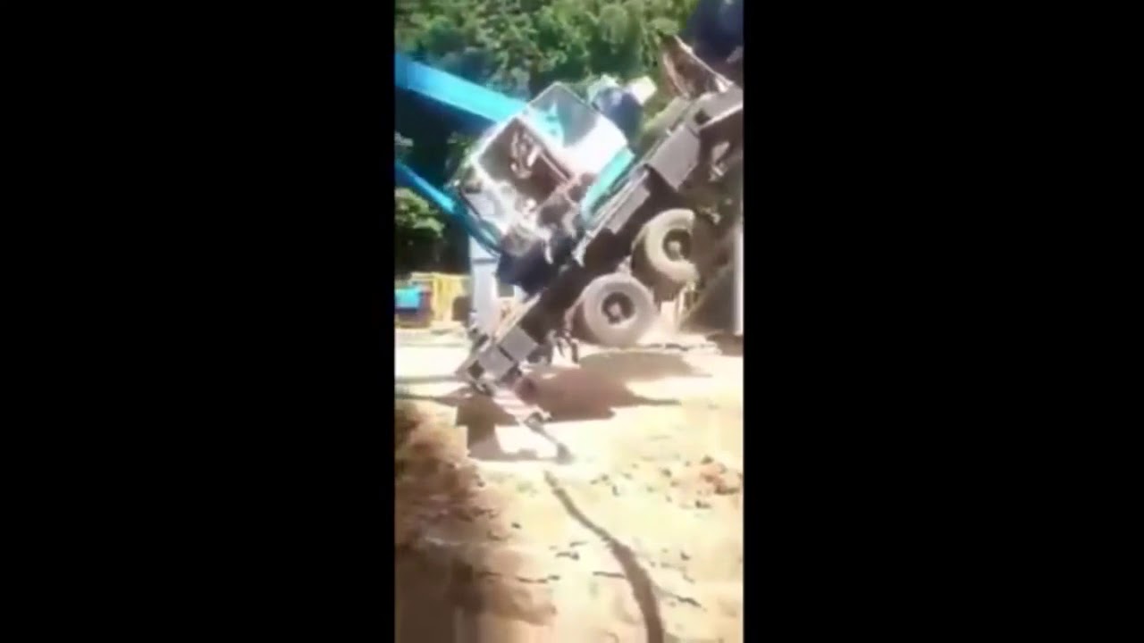 Кран не удержал экскаватор
