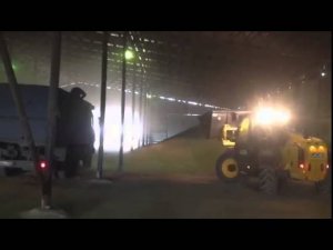 Телескопический погрузчик загружает зерном камаз   JCB 531 70 AGRI