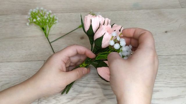Ты любишь розы? Вот ПРОСТОЙ и ЛЕГКИЙ способ сделать розы из бумаги! МИЛЫЙ букет из конфет. DIY смотреть онлайн