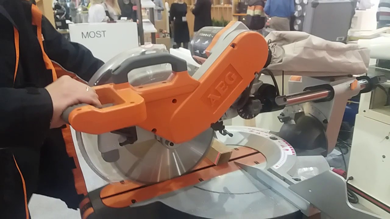 Работа торцовочной пилы (sliding Mitre Saw Working) AEG PS 305 DG