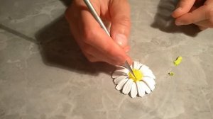 Как слепить ромашку из полимерной глины / Резиночки для волос из полимерной глины