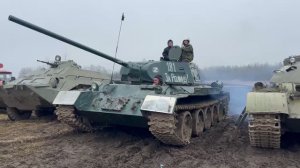 Танк Т-44(34) в СПБ  выезжает из общего ряда военной техники Танк-тур