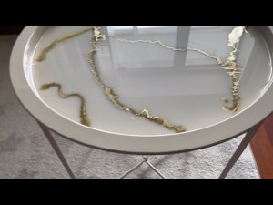 Заливаем столик /Столик поднос с декором из эпоксидной смолы/Стол из смолы с сухоцветами