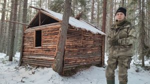Построил крышу лесного убежища в тайге зимой