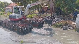NGERI! EXCAVATOR HAMPIR NYUSRUK KE KALI SAAT LEWATI MEDAN TERJAL
