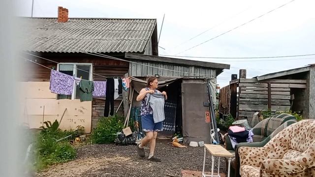 Придумала как их 🫛 подпереть. Обычные дела в деревне смотреть онлайн