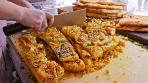 Жареные крабовые ножки сатай, пирожки с зеленым луком и сосиски на гриле