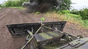 В зоне СВО российским саперам расчистить дорогу от мин помогают роботы и дроны.