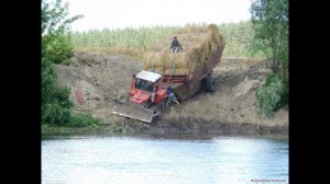 Перевозка сена ПО РЕКЕ 2! Тракторы ДТ-75, Т-150К, ПОНТОН!
