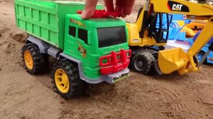 Игрушечные машинки, динозавры тираннозавры, сборка экскаватора с помощью крана и самосвала, бето