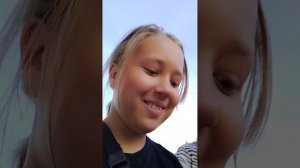 Поднимается на лесницу