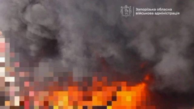 🇷🇺💥🇺🇦После удара пылает промышленный объект врага в Запорожье ▪️О прилёта по объекту и сильном смотреть онлайн
