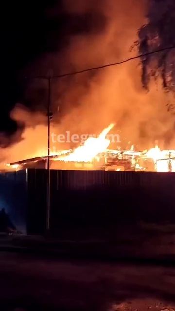На Увале горят несколько домов рядом с общежитием.