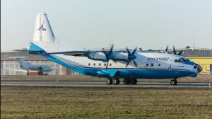 Самолёт Ан-12 Московия в аэропорте Ростова-на-Дону