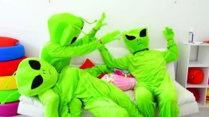 Крис играет с друзьями в «Хэллоуин сладость или гадость».
