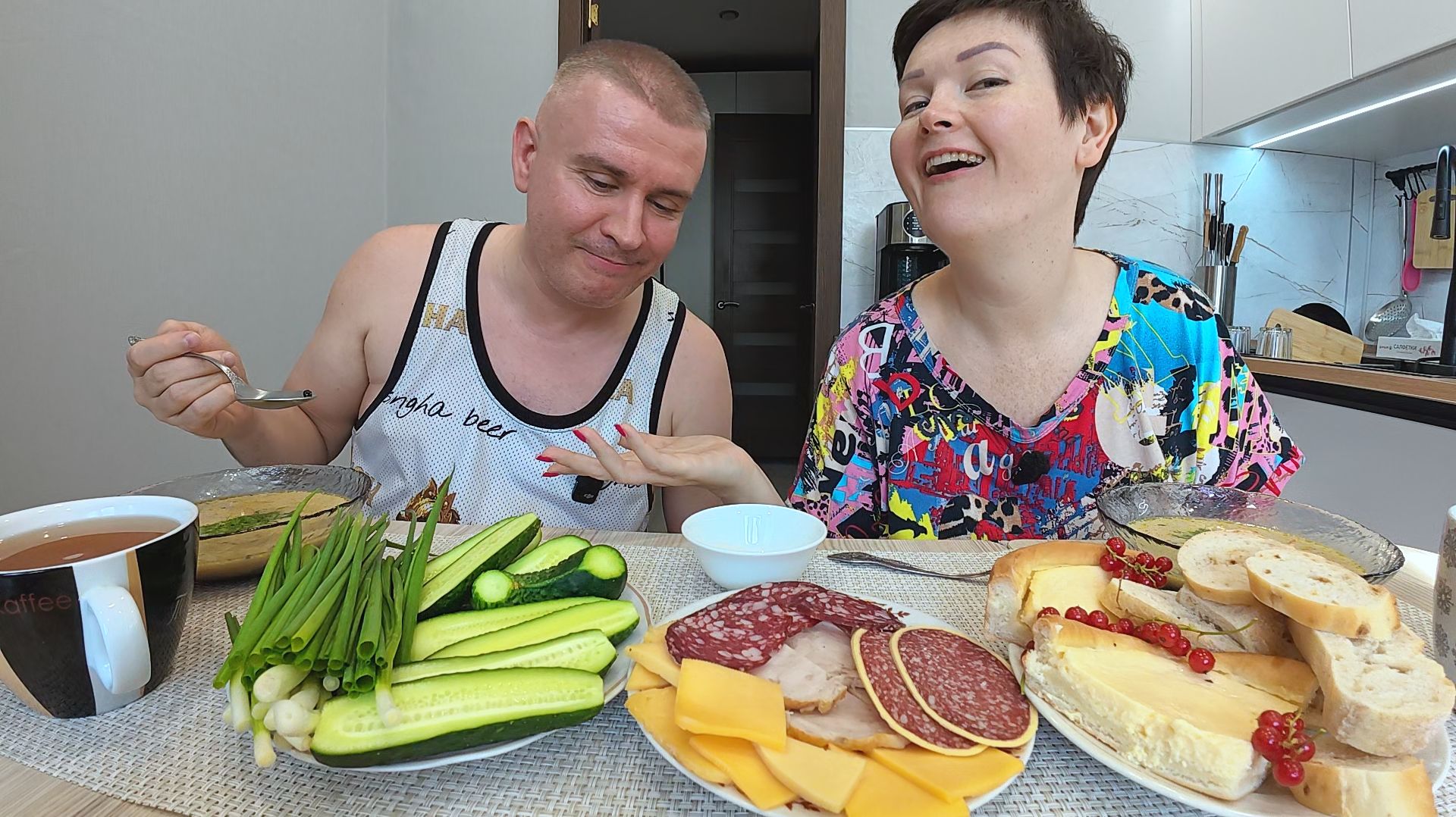 Мукбанг зорко СЛЕЖУ сколько ест мой муж! Вкусно ЧАВКАЕМ и ПЛЕВАТЬ на негатив) Семейный обед в России смотреть онлайн