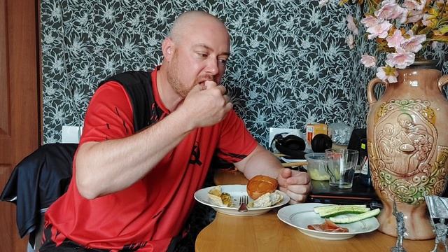 Мукбанг. Разговор с парнем с СВО. Ем пирожок, самсу и тарталетку и рассказываю. смотреть онлайн